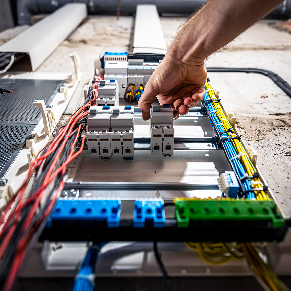 compteur électrique avec disjoncteur et fils électriques vallée électricité votre partenaire électricien en gironde nouvelle aquitaine france