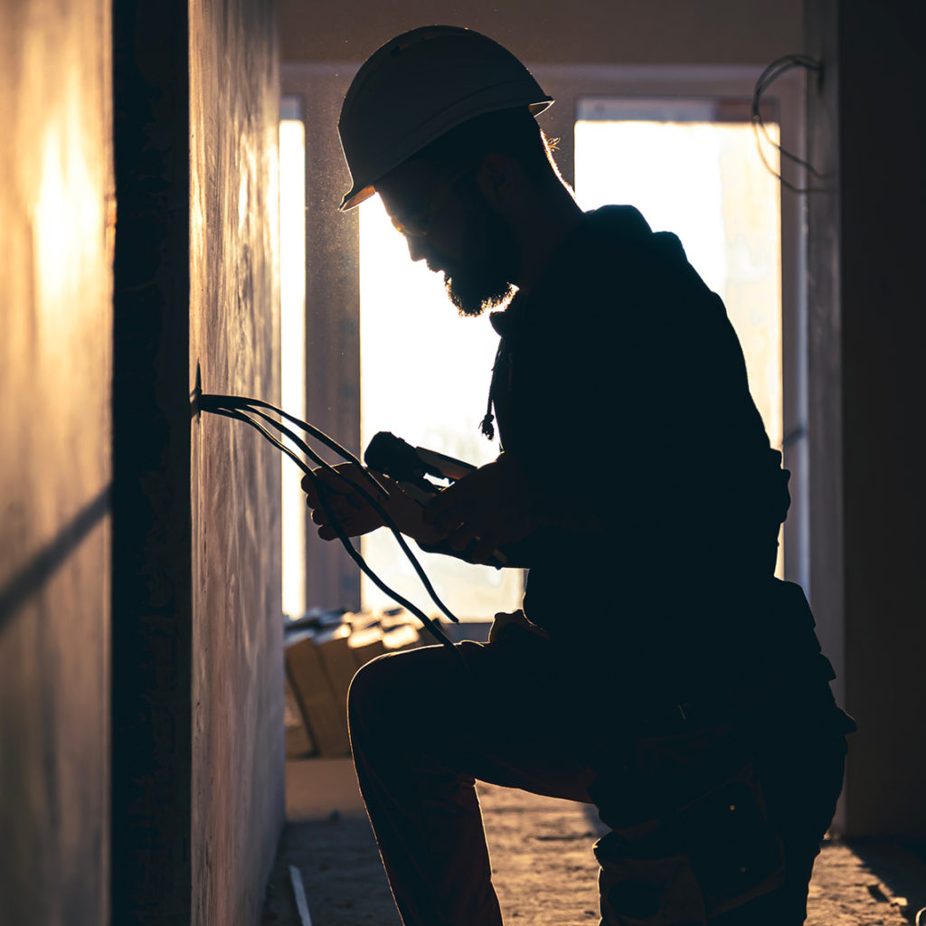 électricien qui travaille sur un chantier d'une maison vallée électricité votre partenaire électricien en gironde nouvelle aquitaine france