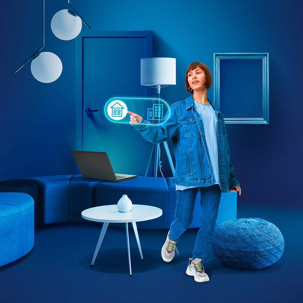 femme dans une pièce bleue pour gérer en domotique vallée électricité votre partenaire électricien en gironde nouvelle aquitaine France