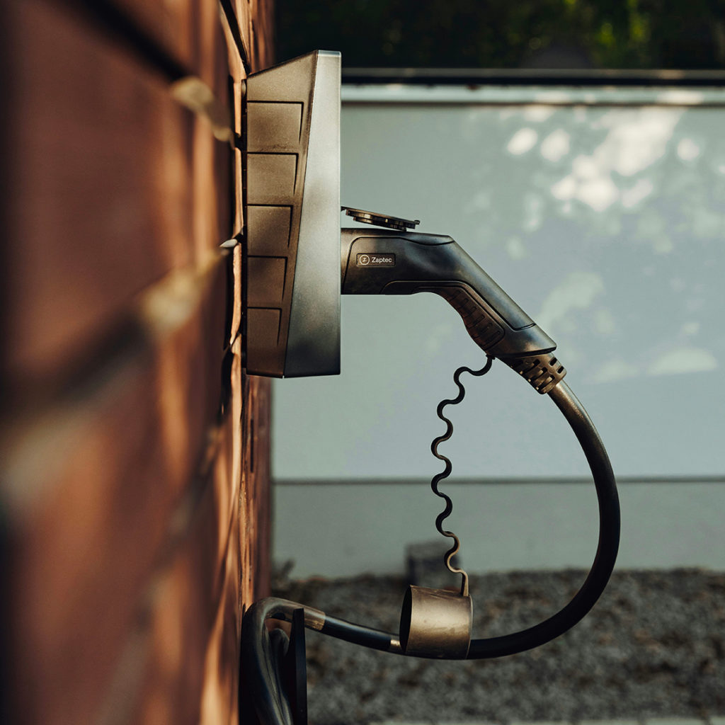 prise murale voiture électrique devant garage vallée électricité votre partenaire électricien en gironde nouvelle aquitaine france