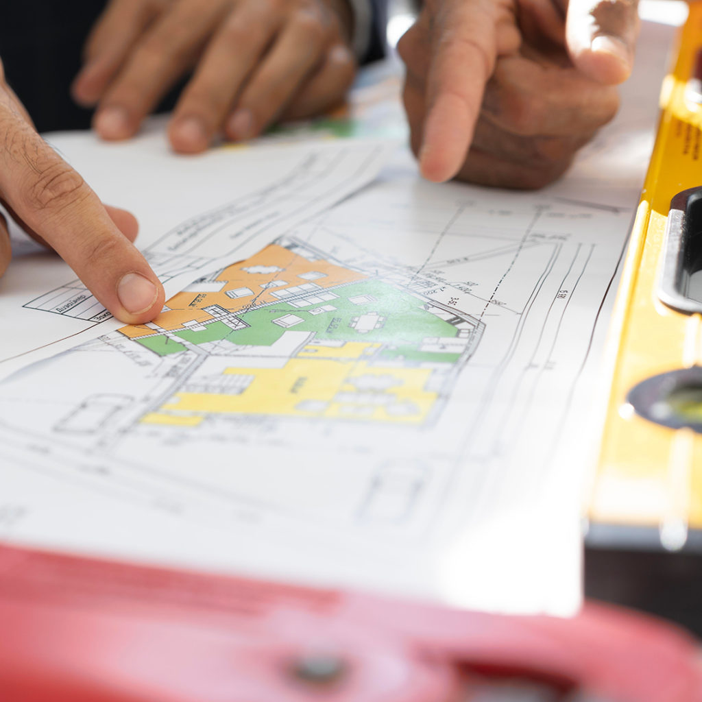 réunion chantier avec doigt sur plan vallée électricité votre partenaire électricien en gironde nouvelle aquitaine france